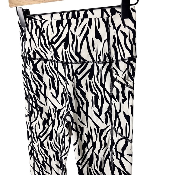 Zyia Active Safari Pocket High Rise 7/8 Leggings Zebra Print Size 6-8 - Picture 3 of 6